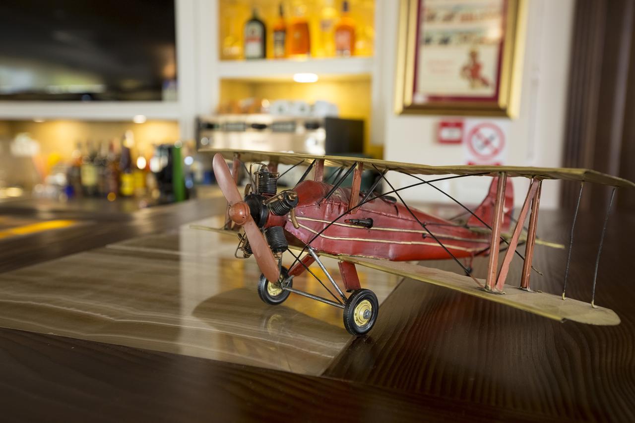 Hotel Aviator Boutique Отопени Экстерьер фото